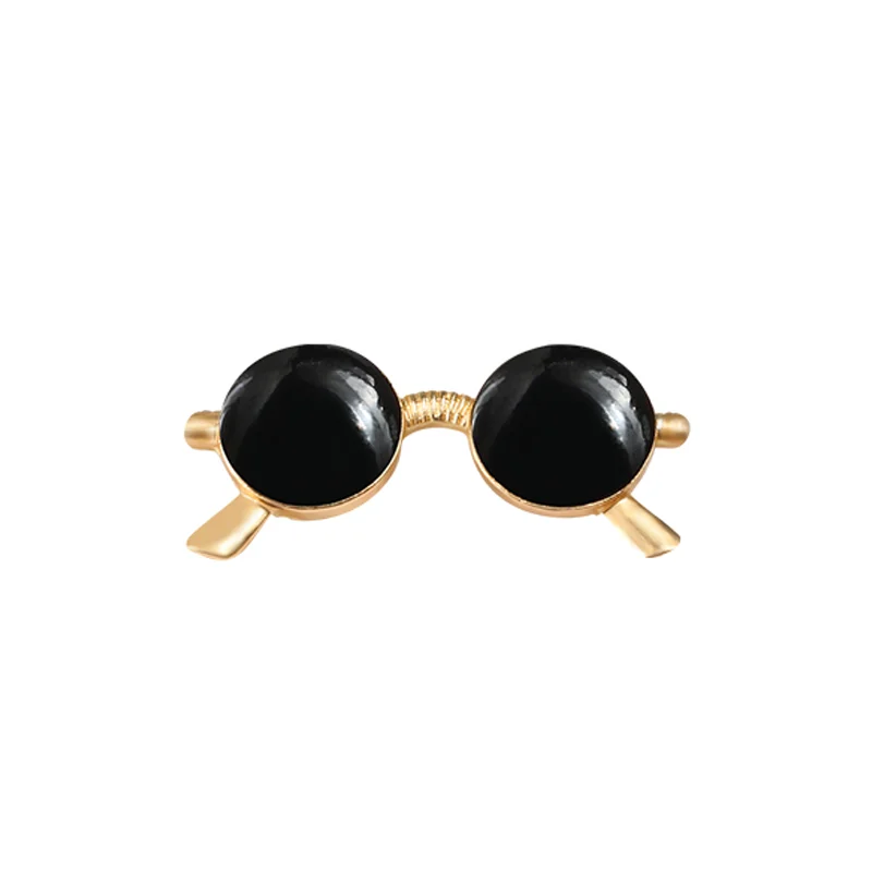 Broche lunettes dorée avec verres noirs ronds, détail soigné et finition élégante