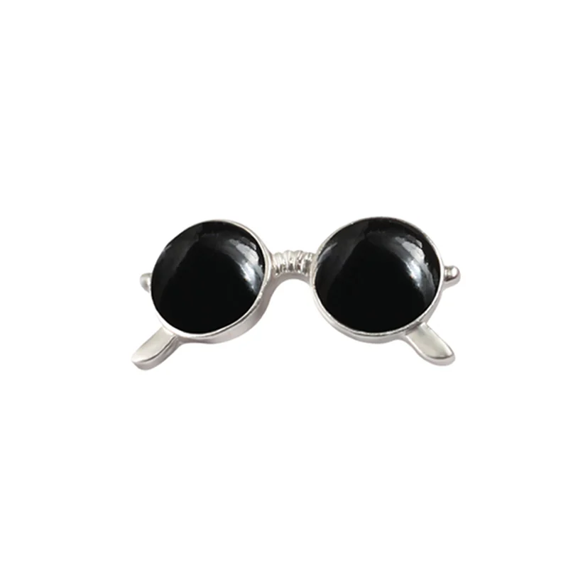 Broche Lunettes ronde en métal argenté avec verres noirs brillants vue de face