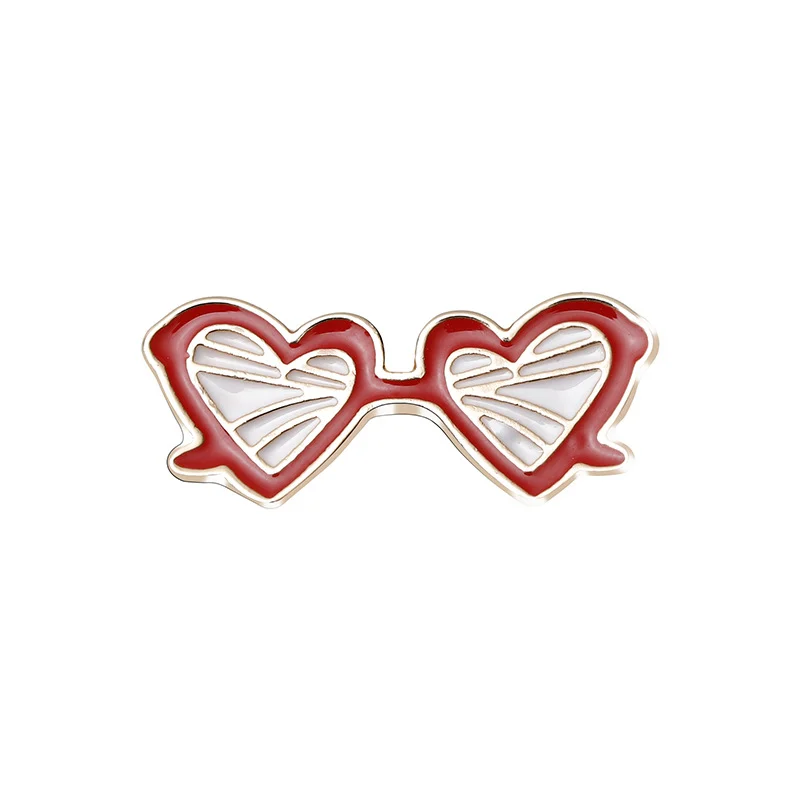 Broche lunettes rouge en forme de cœur avec motif rayé blanc, finition soignée