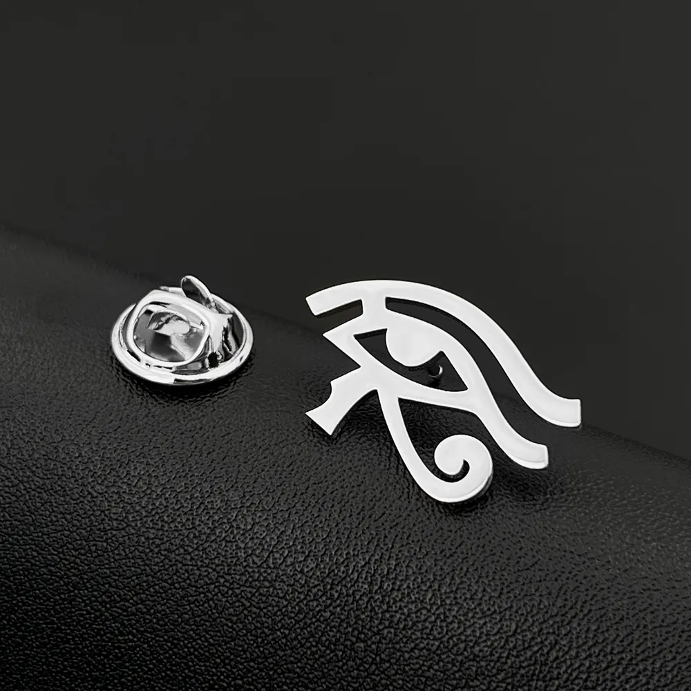 Broche œil d'horus en métal argenté vue de face avec fermoir papillon détaché sur fond noir