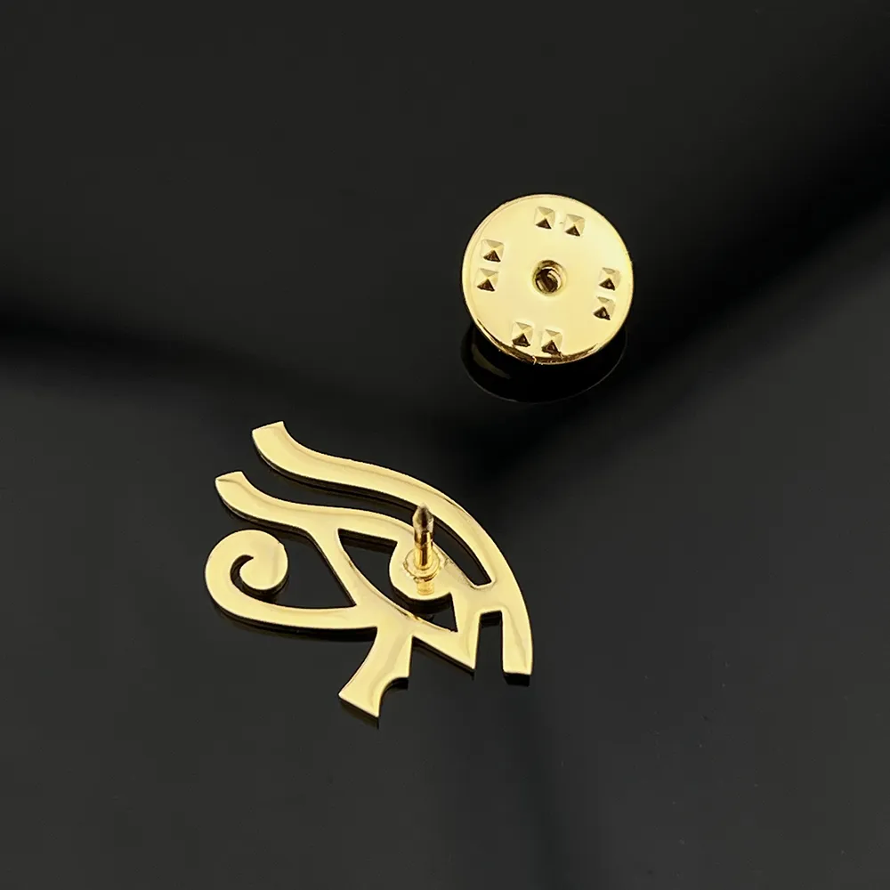 Broche œil d'horus en métal doré avec détail du fermoir rond