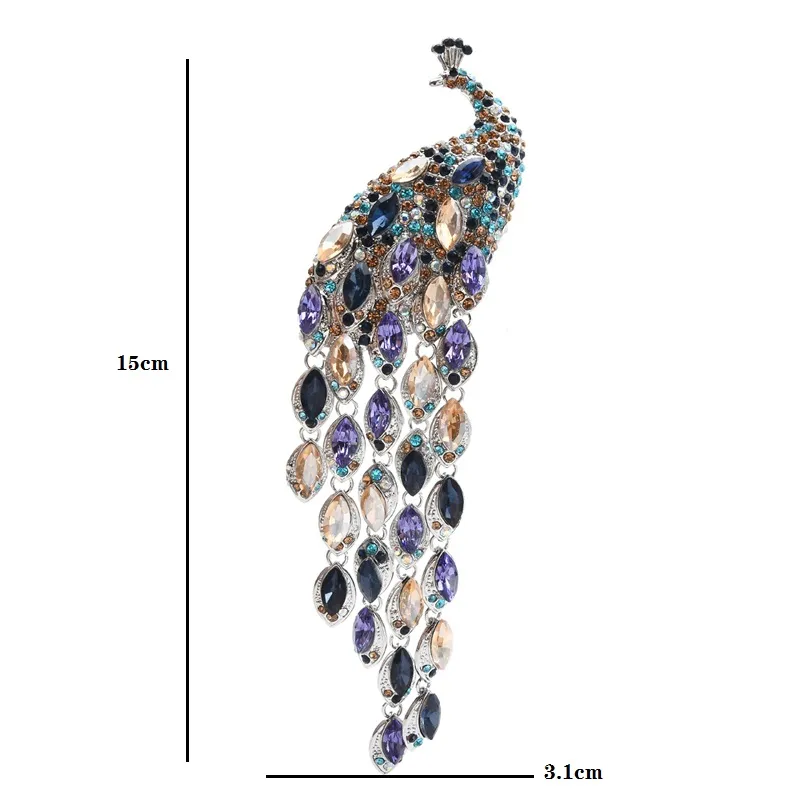 Broche paon femme en métal argenté ornée de pierres multicolores taillées en forme de goutte, vue de face avec détail de la queue étalée