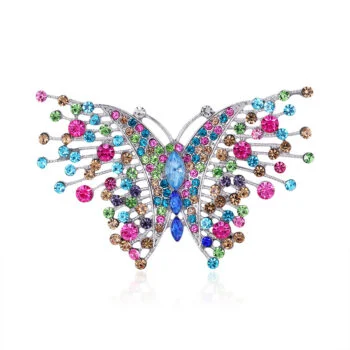 Broche papillon coloré en métal argenté avec strass multicolores bleu, rose, vert, violet et marron, design travaillé avec détail élégant et finition soignée