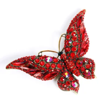 Broche papillon fantaisie rouge en métal doré avec strass rouges et détails scintillants