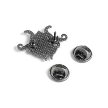 Broche pieuvre en métal argenté avec deux attaches papillon visibles, vue arrière montrant la texture pointillée et les tentacules incurvées