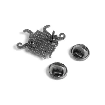 Broche pieuvre en métal argenté avec deux attaches papillon visibles, vue arrière montrant la texture pointillée et les tentacules incurvées