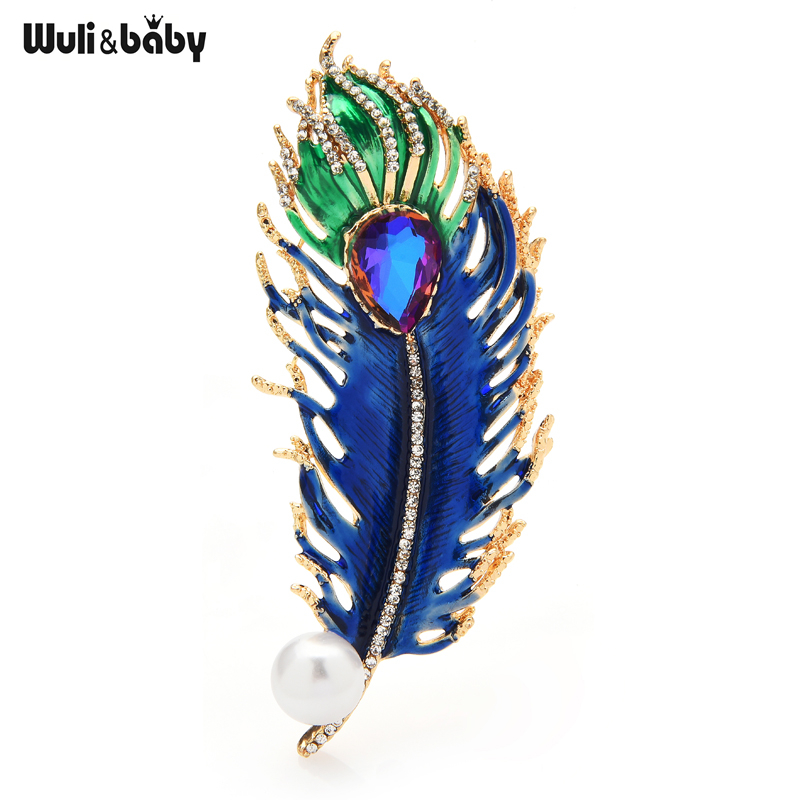 Broche plume bleue et verte avec pierre centrale irisée et perle blanche en métal doré