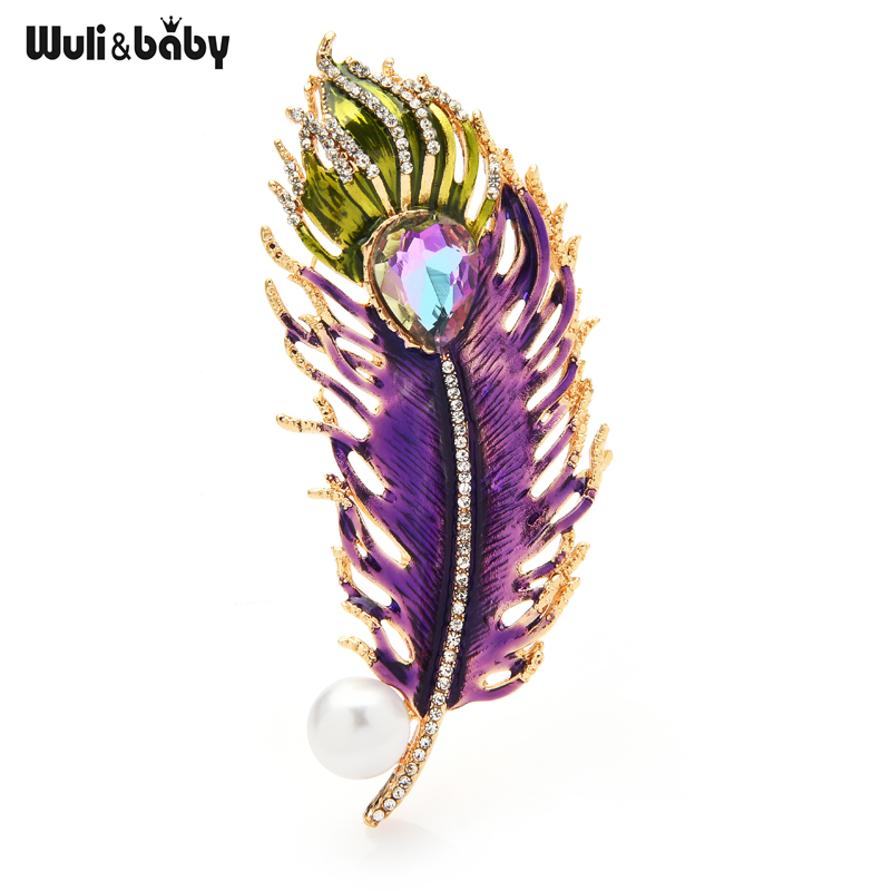 Broche Plume violette en métal doré avec strass, pierre centrale multicolore et perle blanche décorative