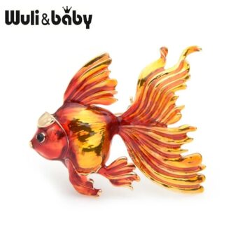 Broche poisson rouge en métal émaillé aux nuances orange et jaune avec finition brillante et détails des nageoires ondulées