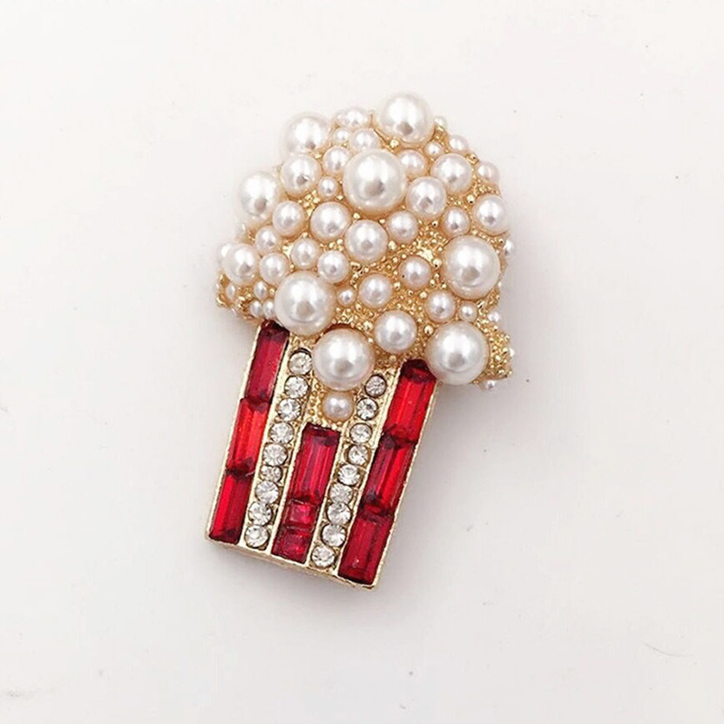 Broche Pop Corn Fantaisie avec perles blanches et strass sur base rouge et or