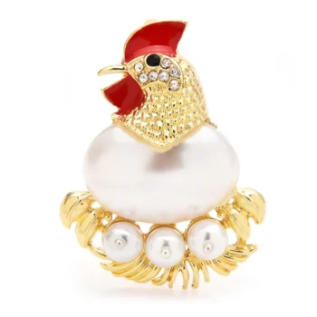 Broche poule dorée avec corps en perle blanche, crête rouge et détails en strass