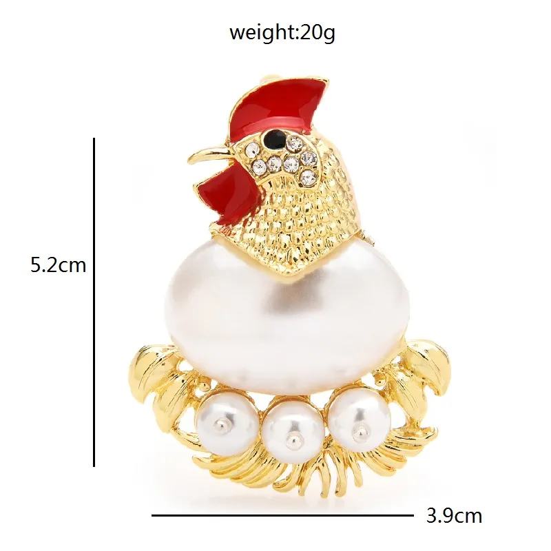 Broche poule dorée avec tête rouge, corps en perle blanche et base ornée de petites perles blanches