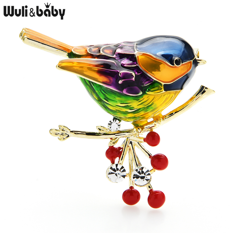 Broche oiseau Rouge Gorge en métal doré avec émail multicolore violet, vert, orange et bleu, décorée de baies rouges et détails argentés