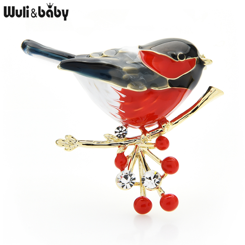 Broche Rouge Gorge en métal émaillé noir, rouge et blanc avec détails dorés, décorée de petites perles rouges et strass transparents sur une branche