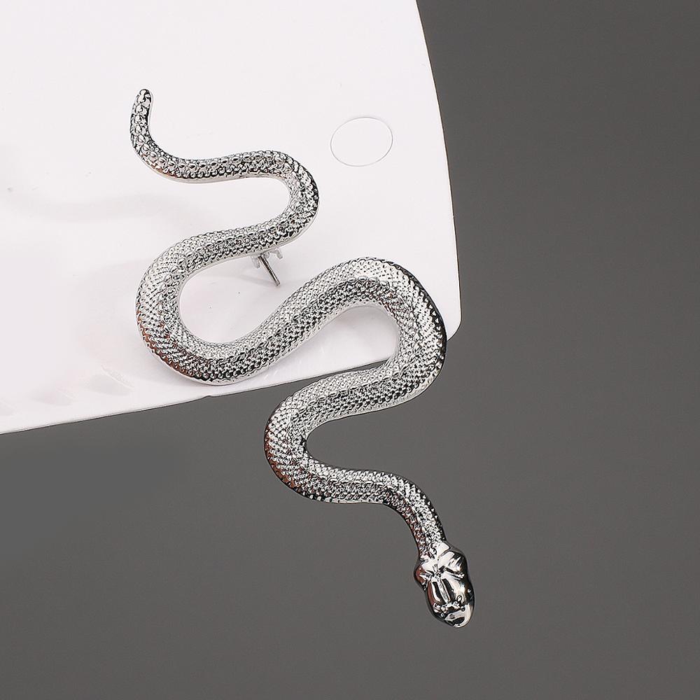 Broche serpent argentée en métal avec motif écaille détaillé et tête de serpent sculptée