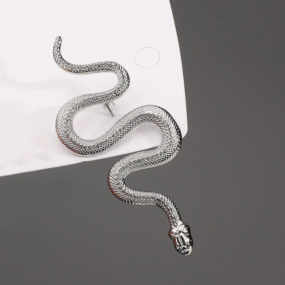Broche serpent argentée en métal avec motif écaille détaillé et tête de serpent sculptée