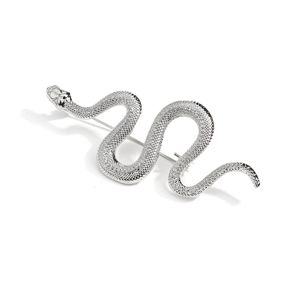 Broche serpent argentée en métal avec texture détaillée en forme ondulée