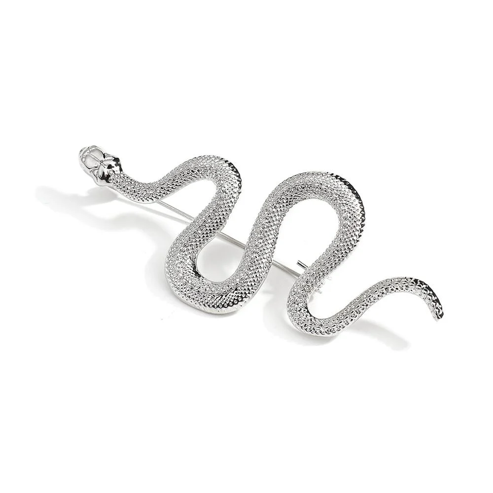 Broche serpent argentée en métal avec texture détaillée en forme ondulée