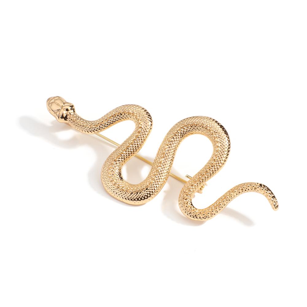 Broche serpent dorée en métal avec texture écaillée détaillée, vue de profil montrant la forme ondulée du bijou