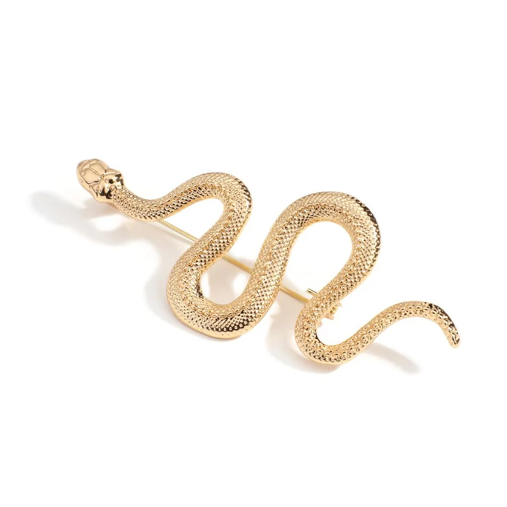 Broche serpent dorée en métal avec texture écaillée détaillée, vue de profil montrant la forme ondulée du bijou