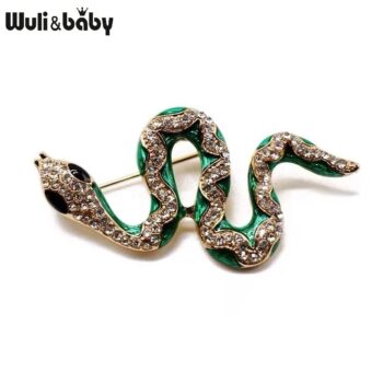 Broche serpent strass dorée avec yeux noirs et détails en strass scintillants sur fond blanc
