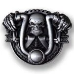 Broche Skull Biker en métal argenté avec motif crâne et mains tenant un guidon, détail soigné et design travaillé