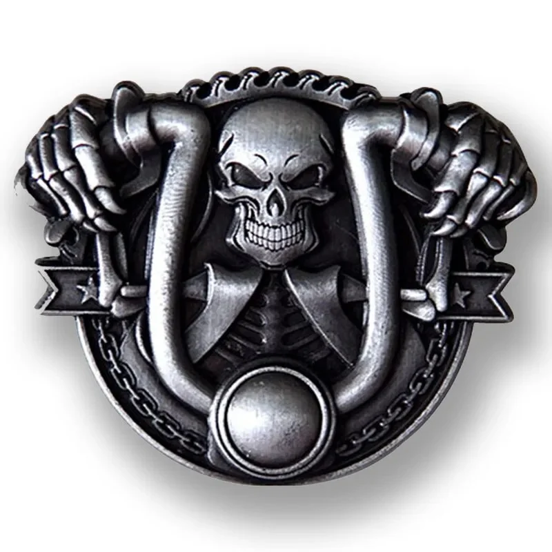 Broche Skull Biker en métal argenté avec motif crâne et mains tenant un guidon, détail soigné et design travaillé