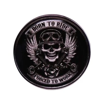Broche Skull Biker noire en métal avec motif tête de mort portant un casque et des lunettes, ailes et inscription Born to Ride Forced to Work