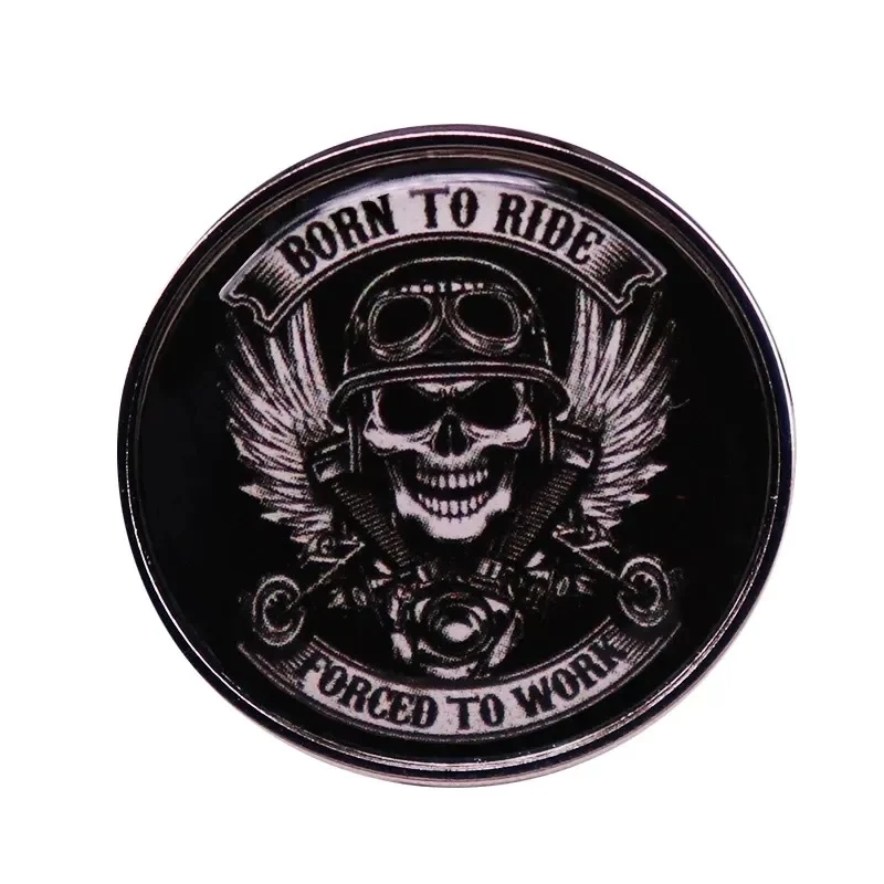 Broche Skull Biker noire en métal avec motif tête de mort portant un casque et des lunettes, ailes et inscription Born to Ride Forced to Work