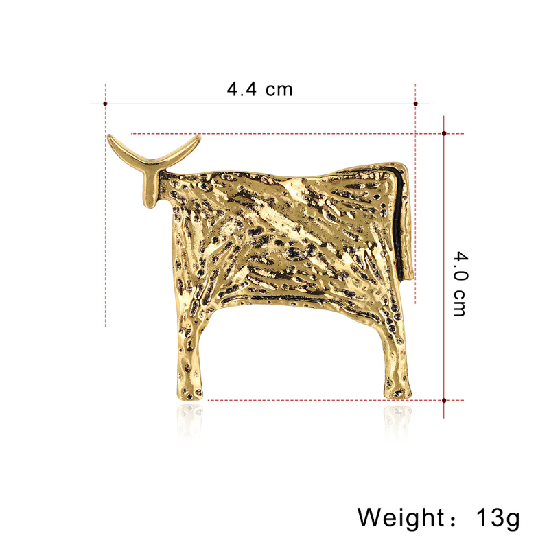 Broche taureau dorée en métal avec texture martelée, dimensions 4,4 cm sur 4,0 cm