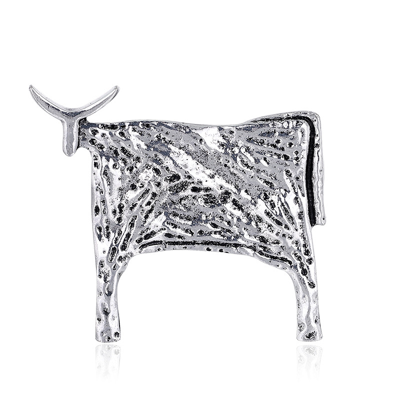 Broche taureau en métal argenté avec texture martelée et finition soignée