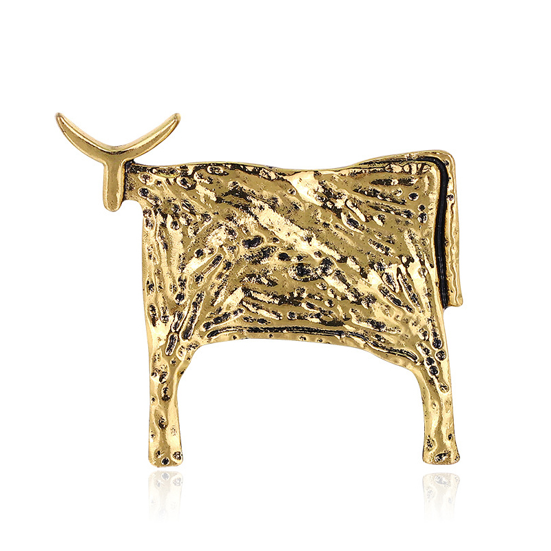 Broche taureau en métal doré avec surface texturée et finition soignée