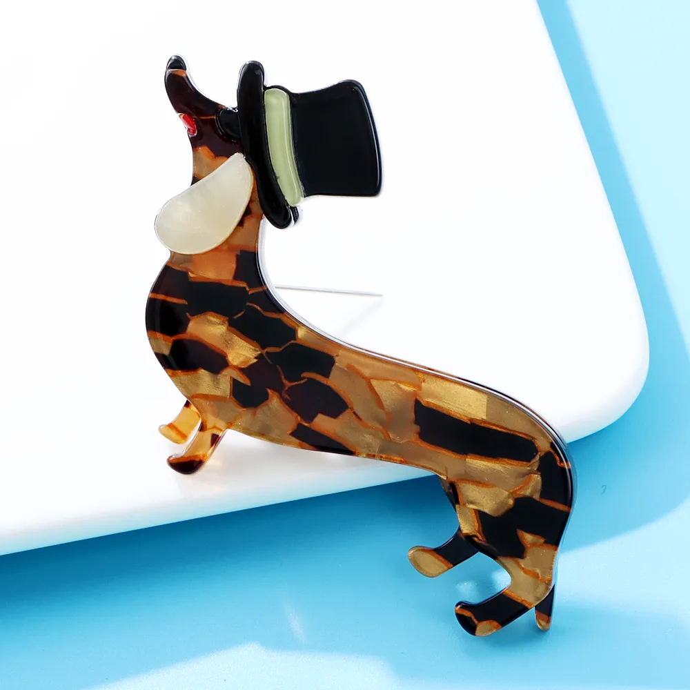 Broche teckel en résine écaille de tortue avec chapeau haut de forme noir et museau beige, détail soigné