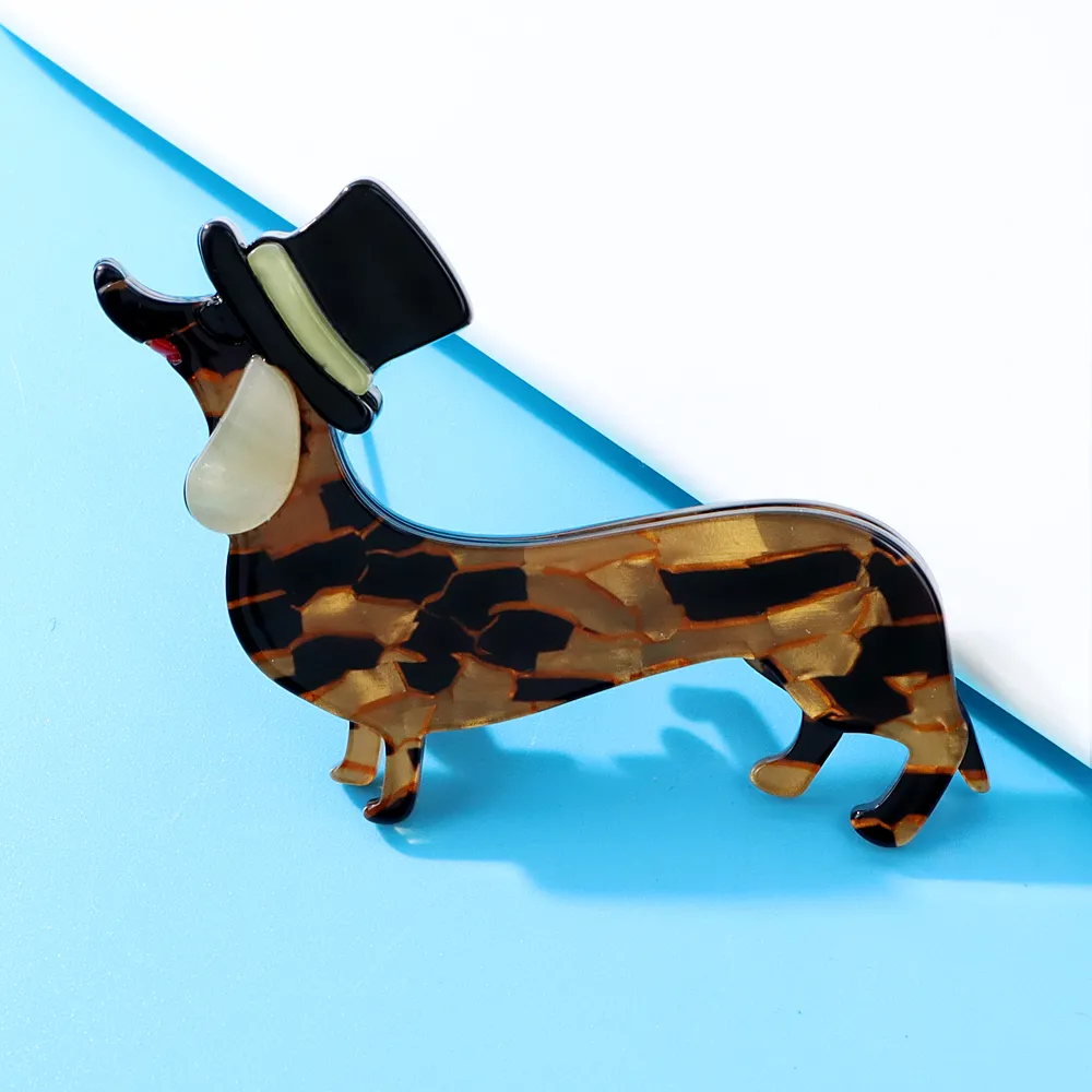 Broche teckel en résine effet écaille de tortue avec chapeau haut de forme noir et beige