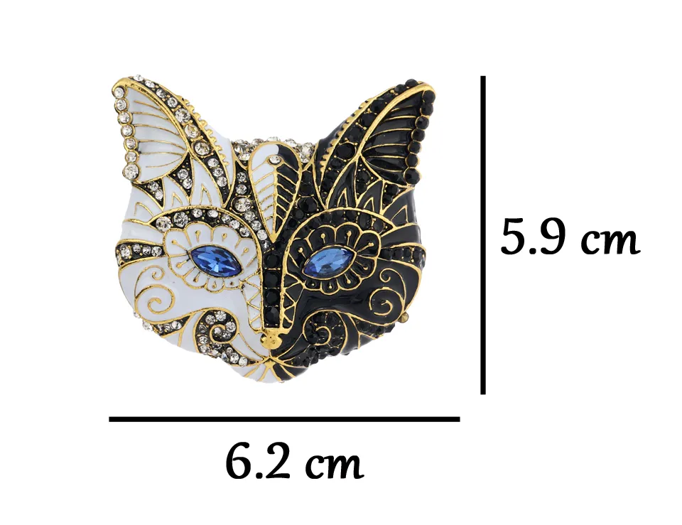 Broche tête de chat noir et blanc en métal avec détails dorés et yeux bleus, dimensions 6,2 cm par 5,9 cm