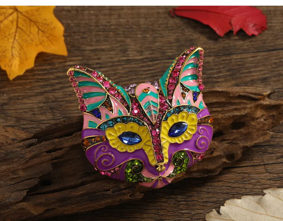 Broche tête de chat noir et blanc en métal émaillé multicolore avec détails soignés et design artistique