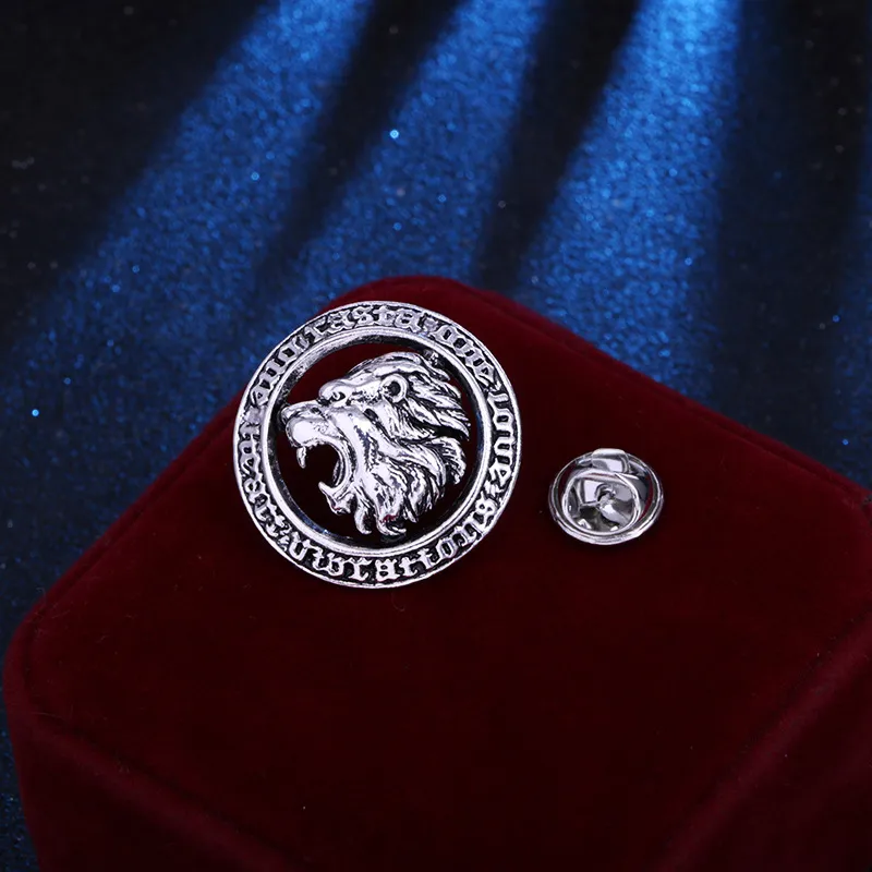 Broche tête de lion argentée avec motif détaillé sur fond rouge