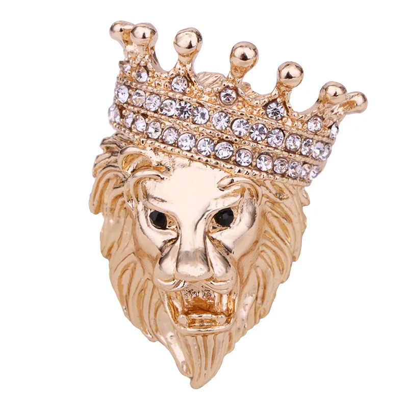 Broche tête de lion dorée avec couronne ornée de strass brillants