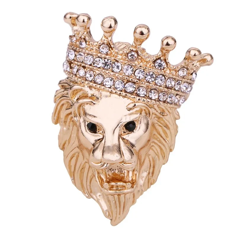 Broche tête de lion dorée avec couronne ornée de strass brillants