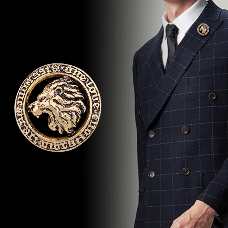 Broche tête de lion dorée avec motif circulaire et inscriptions, portée sur un costume bleu marine à carreaux