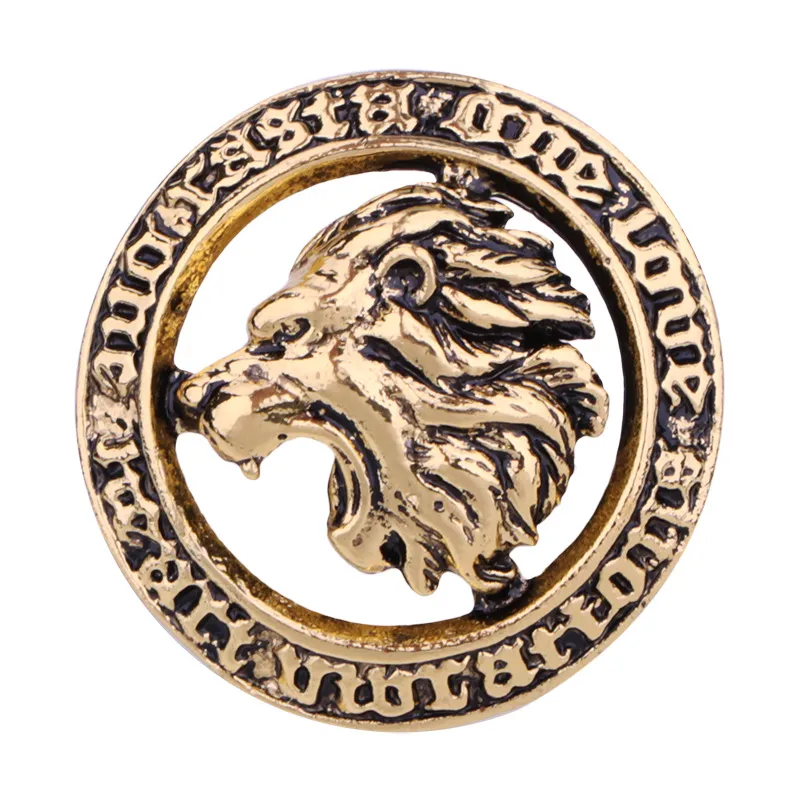 Broche tête de lion dorée en métal avec motif circulaire et inscription en relief