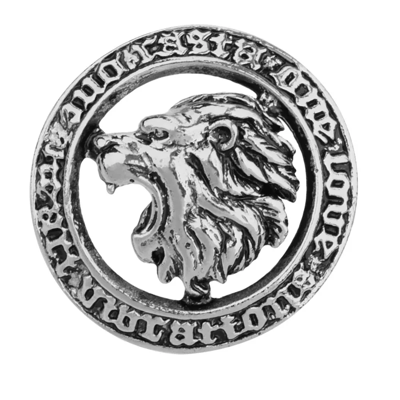 Broche tête de lion en métal argenté avec motif circulaire et texte gravé autour