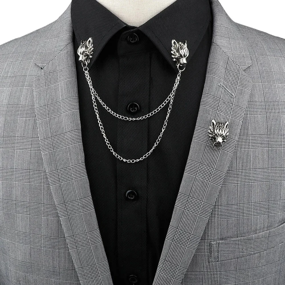 Broche tête de loup à chaîne en métal argenté portée sur veste grise et chemise noire, détail élégant du bijou avec double chaîne