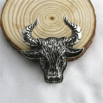 Broche tête de taureau en métal argenté avec détails gravés, motif réaliste et finition soignée