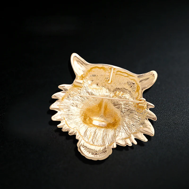 Broche tête de tigre en métal doré vue arrière avec attache épingle
