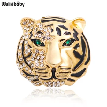 Broche tête de tigre femme dorée avec strass transparents et yeux verts, motif stylisé et finition soignée