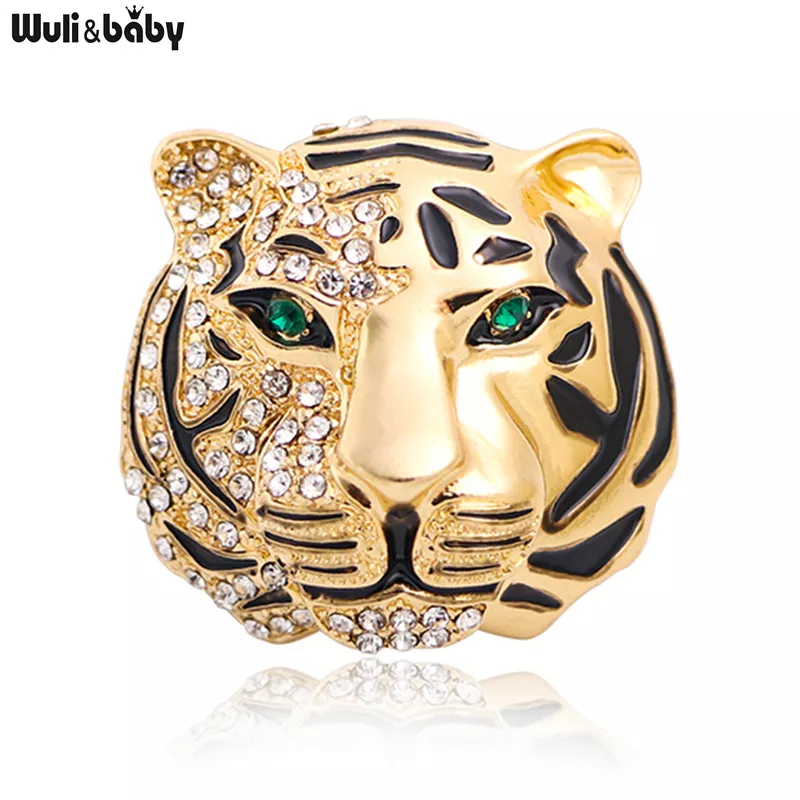 Broche tête de tigre femme dorée avec strass transparents et yeux verts, motif stylisé et finition soignée