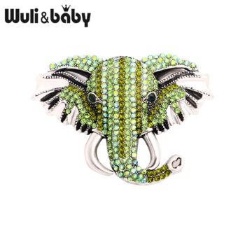 Broche tête d'éléphant fantaisie en métal argenté ornée de strass verts avec détails noirs