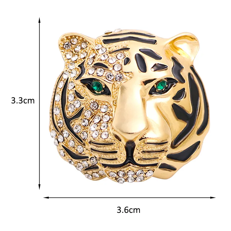 Broche tête de tigre femme dorée avec strass blancs et yeux verts, motif rayures noires, dimensions 3.6 cm sur 3.3 cm
