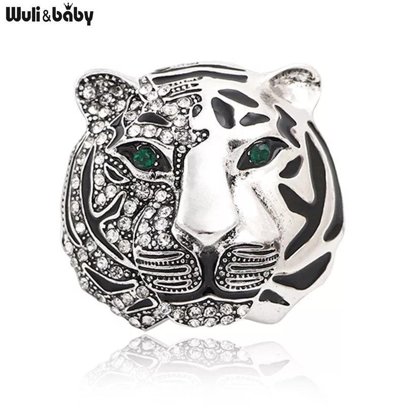 Broche tête de tigre femme en métal argenté avec strass et yeux verts, détail soigné du motif et finition élégante